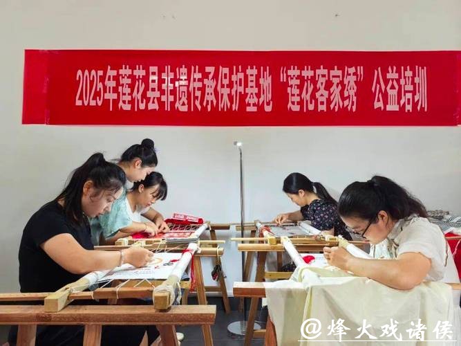 江西莲花县：一针一线 织就芳华