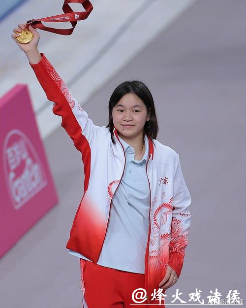 全红婵参加暨南大学表彰大会，留长发少女感满满